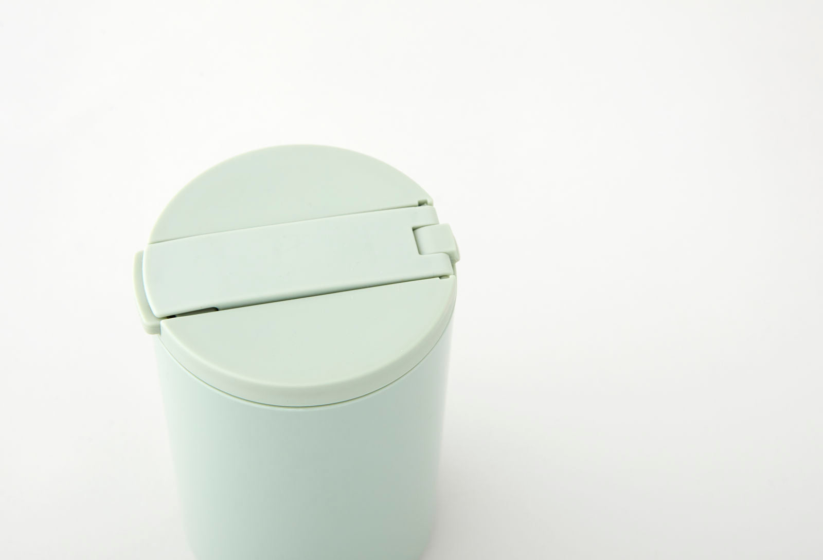 Gertuvė su šiaudeliu