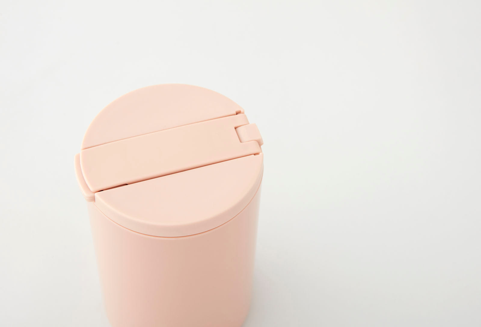 Gertuvė su šiaudeliu