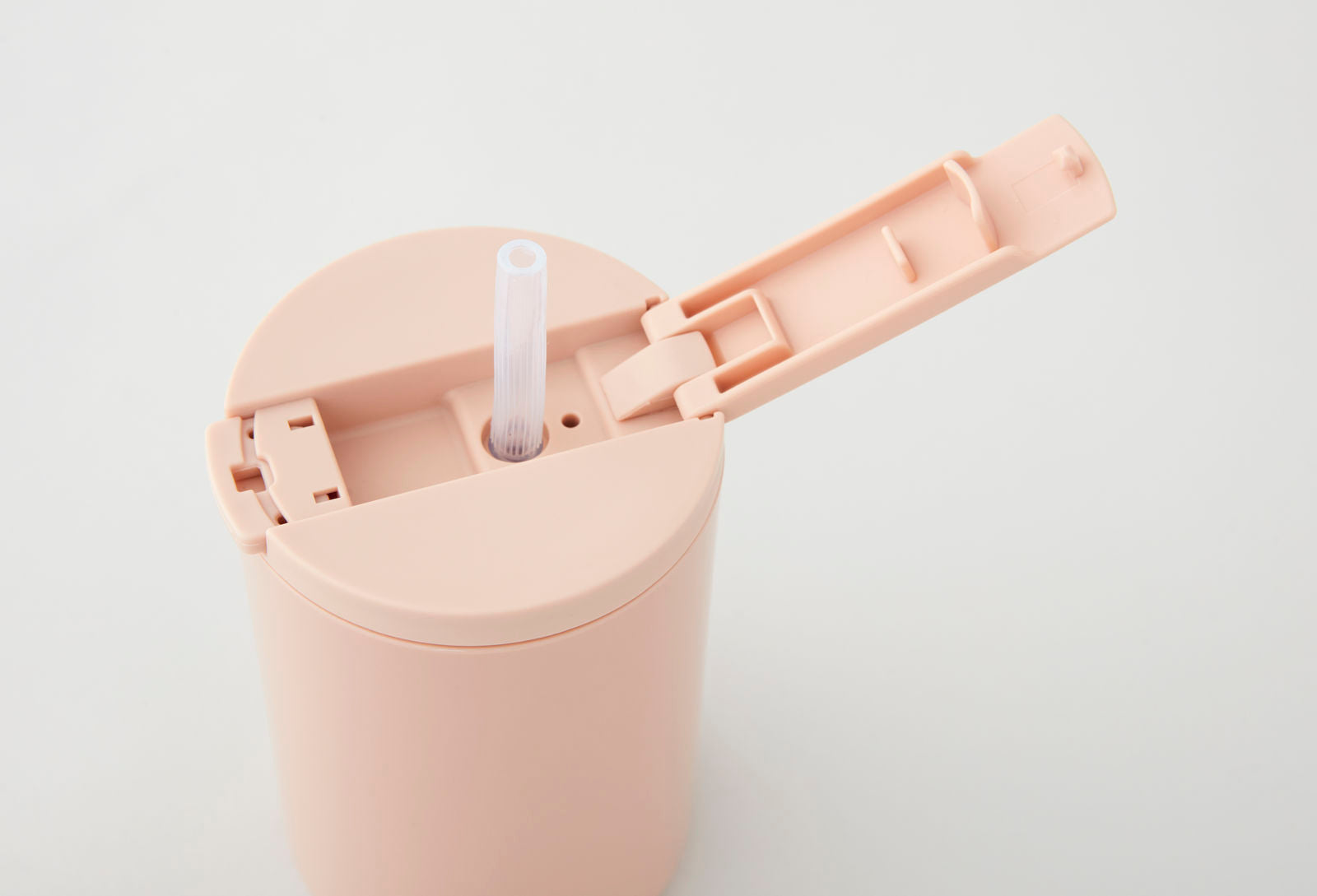 Gertuvė su šiaudeliu